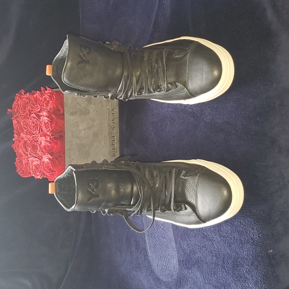 Men Y-3 leather Black, White with an Orange stripe down the back heel size 11